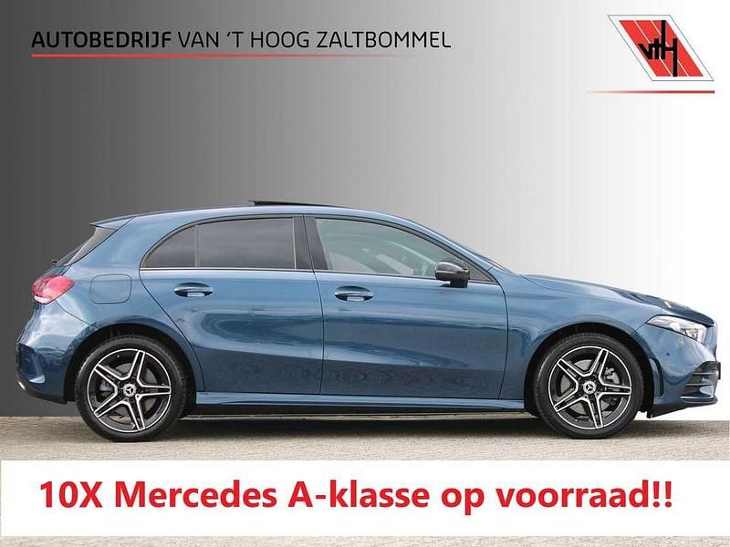 Blauw Gebruikt 2022 Mercedes A250 AMG line Hatchback | € 26.900 (Goede deal) - Afbeelding 1/4