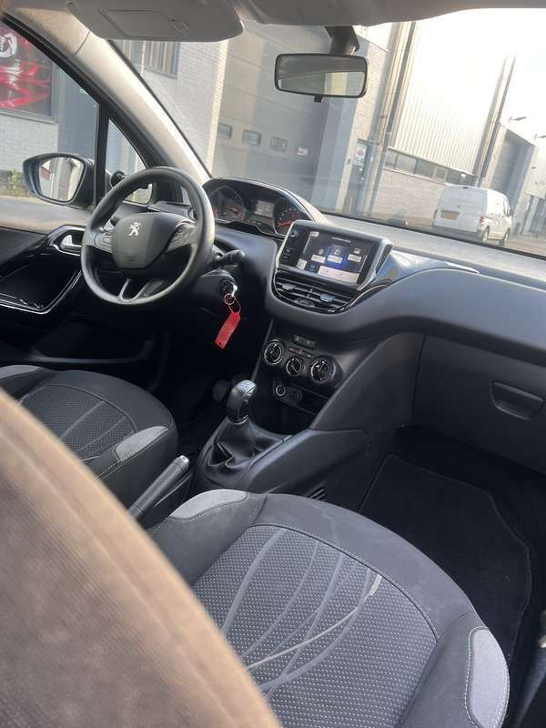 Zwart Gebruikt 2013 Peugeot 208 Hatchback | € 7.000 (Duur) - Afbeelding 1/4