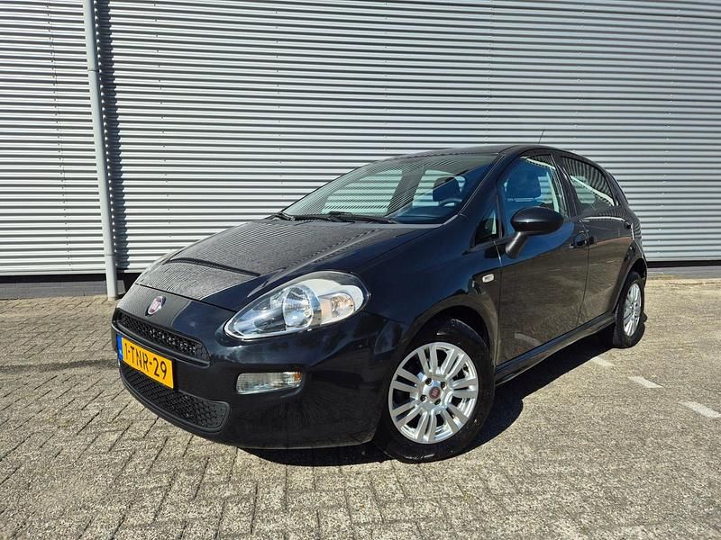 Zwart Gebruikt 2014 Fiat Punto Pop Hatchback | € 4.555 (Eerlijke prijs) - Afbeelding 1/4