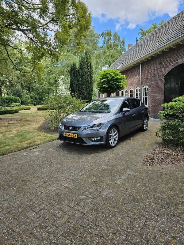 Grijs Gebruikt 2013 Seat Leon FR Stationwagen | € 8.999 (Eerlijke prijs) - Afbeelding 1/4