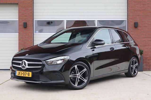 Zwart Gebruikt 2019 Mercedes B180 AMG line MPV | € 20.895 (Goede deal) - Afbeelding 1/4