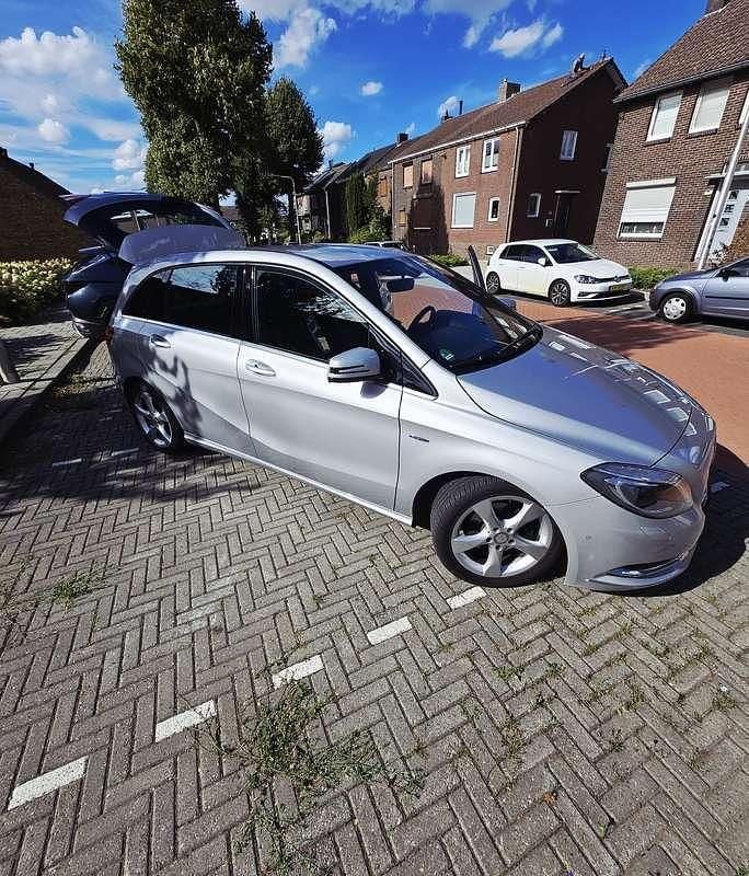 Zilver Gebruikt 2012 Mercedes B180 Ambition MPV | € 10.750 (Eerlijke prijs) - Afbeelding 1/4