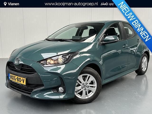 Groen Nieuw 2025 Toyota Yaris Active Hatchback | € 27.950 (Duur) - Afbeelding 1/4