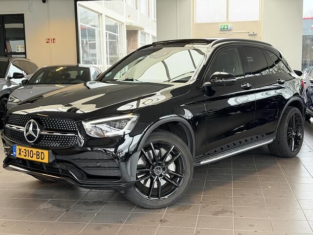 Zwart Occasion 2021 Mercedes GLC300 Premium SUV | € 44.950 (Eerlijke prijs) - Afbeelding 1/3