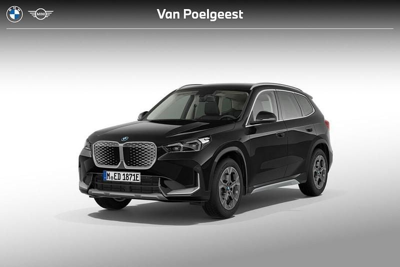 Saphirschwarz metallic (zwart metallic) Nieuw 2025 BMW iX1 SUV | € 46.343 (Super prijs) - Afbeelding 1/4