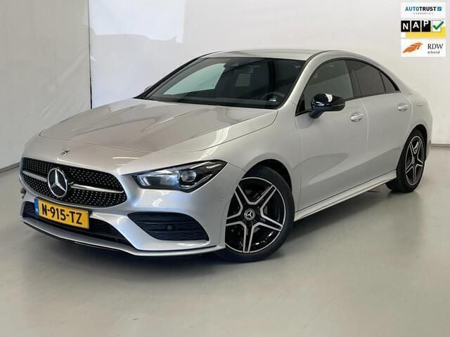 Grijs, metallic lak Gebruikt 2022 Mercedes CLA180 AMG Sedan | € 30.950 (Super prijs) - Afbeelding 1/4