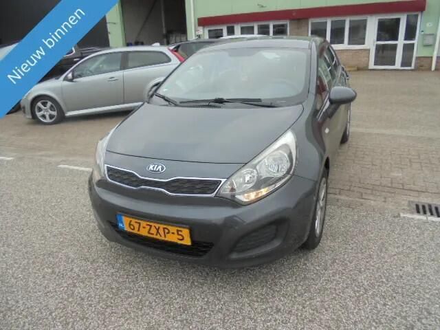 Grijs Gebruikt 2013 Kia Rio Comfort Hatchback | € 3.999 (Eerlijke prijs) - Afbeelding 1/4