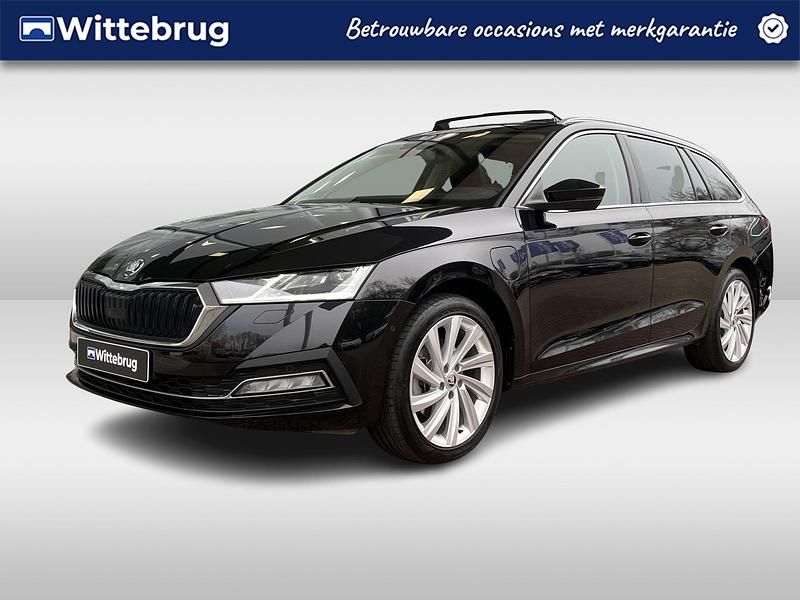 Zwart (metallic) Occasion 2022 Skoda Octavia Style Stationwagen | € 27.950 (Iets duurder) - Afbeelding 1/2