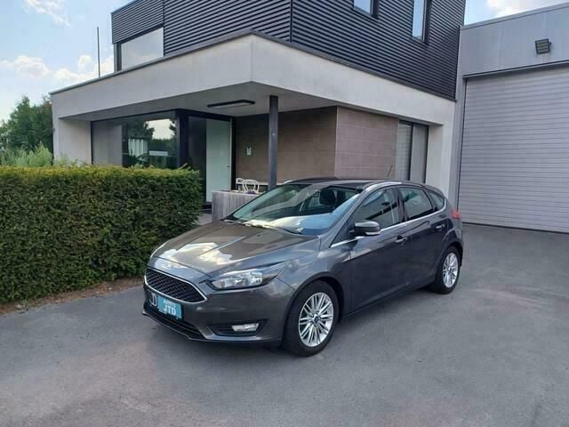 Grijs Gebruikt 2018 Ford Focus SYNC Edition Sedan | € 14.500 (Eerlijke prijs) - Afbeelding 1/4