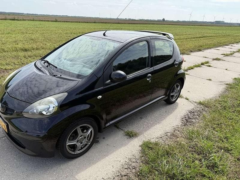 Zwart Gebruikt 2008 Toyota Aygo Hatchback | € 1.750 (Eerlijke prijs) - Afbeelding 1/4