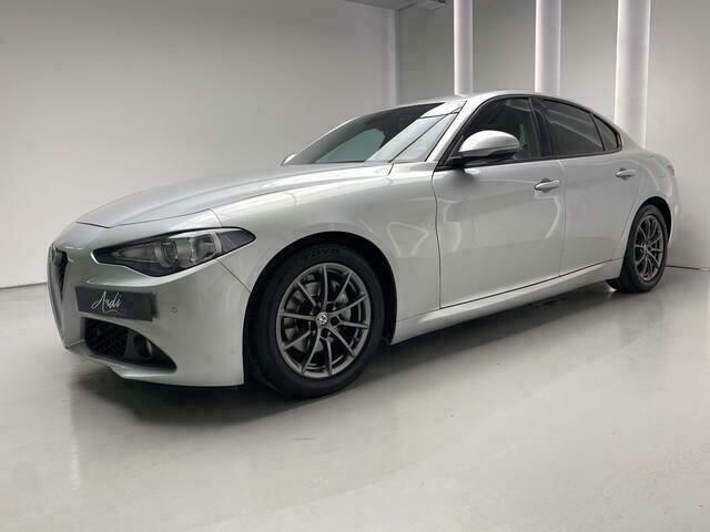 Grijs Gebruikt 2017 Alfa Romeo Giulia Sedan | € 19.950 (Eerlijke prijs) - Afbeelding 1/4