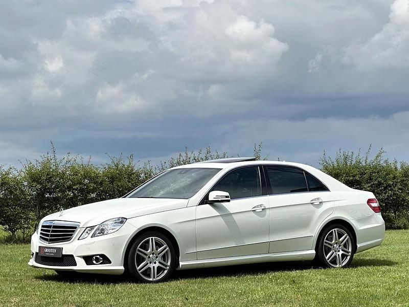 Wit, metallic lak Gebruikt 2009 Mercedes E500 AMG Sedan | € 38.950 - Afbeelding 1/4