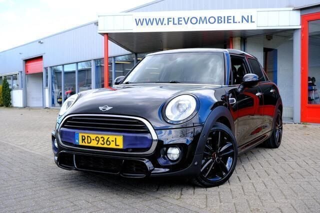 Zwart, metallic lak Gebruikt 2017 Mini Cooper Business Hatchback | € 17.450 (Eerlijke prijs) - Afbeelding 1/4
