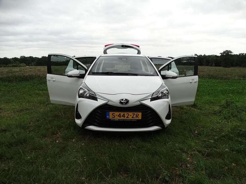 Wit Gebruikt 2020 Toyota Yaris Connect Style Hatchback | € 13.000 (Goede deal) - Afbeelding 1/4