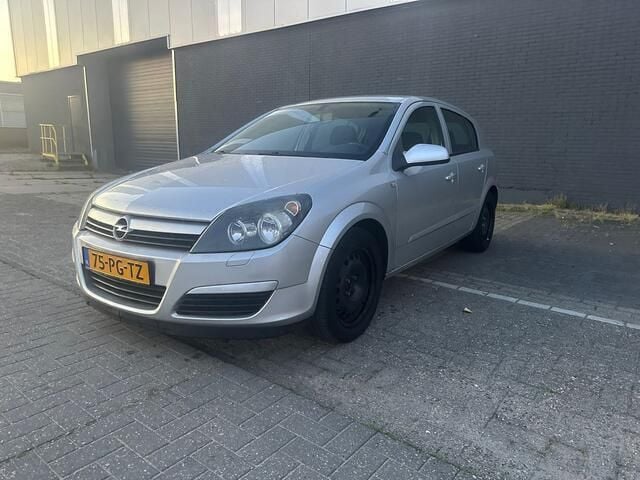 Grijs Gebruikt 2004 Opel Astra Enjoy Hatchback | € 2.999 (Eerlijke prijs) - Afbeelding 1/4