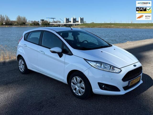Wit Occasion 2017 Ford Fiesta Style Hatchback | € 5.744 (Eerlijke prijs) - Afbeelding 1/4