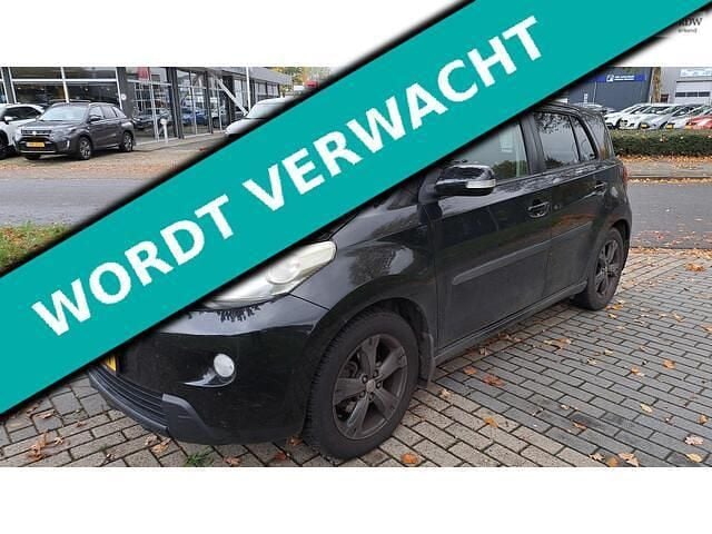 Zwart Gebruikt 2010 Toyota Urban Cruiser Hatchback | € 5.445 (Eerlijke prijs) - Afbeelding 1/4