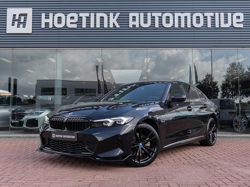 Zwart Gebruikt 2023 BMW 330e M Sport Sedan | € 41.940 (Eerlijke prijs) - Afbeelding 1/3