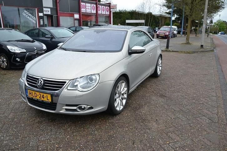 Grijs (metallic) Occasion 2010 VW Eos Highline Cabriolet | € 5.900 (Eerlijke prijs) - Afbeelding 1/4