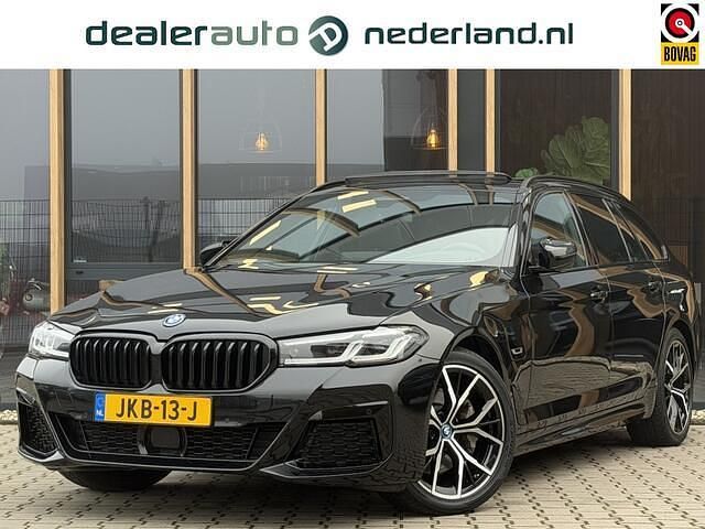 Zwart Occasion 2023 BMW 530e M Sport Stationwagen | € 41.450 (Eerlijke prijs) - Afbeelding 1/4