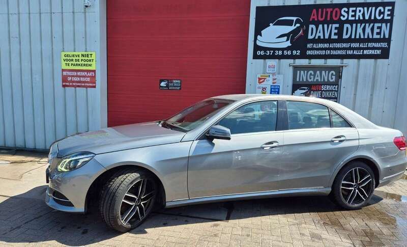 Grijs, metallic lak Gebruikt 2014 Mercedes E250 Avantgarde Sedan | € 20.950 (Eerlijke prijs) - Afbeelding 1/4