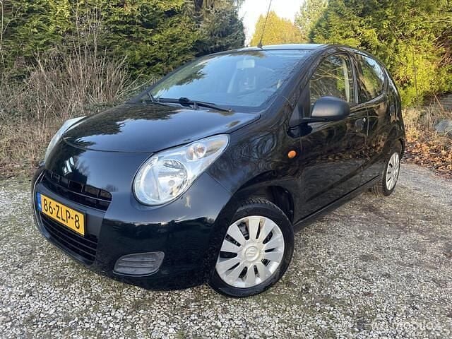 Zwart (metallic) Gebruikt 2013 Suzuki Alto Comfort Hatchback | € 1.399 (Goede deal) - Afbeelding 1/4