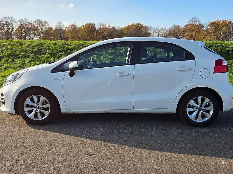 Wit Occasion 2016 Kia Rio Plus MPV | € 8.250 (Eerlijke prijs) - Afbeelding 1/4