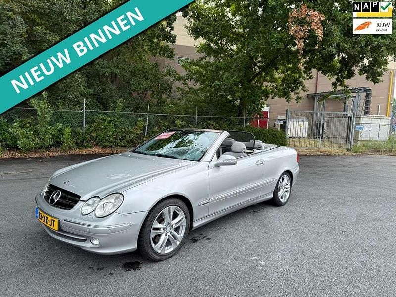 Grijs, metallic lak Gebruikt 2003 Mercedes CLK240 Avantgarde Cabriolet | € 4.999 (Eerlijke prijs) - Afbeelding 1/4