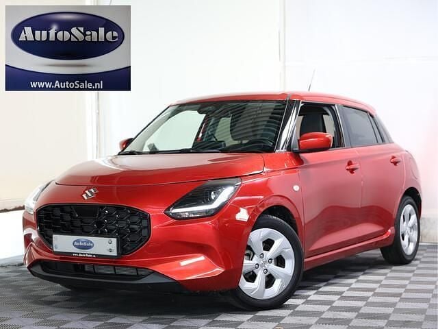 Rood Gebruikt 2024 Suzuki Swift Style Hatchback | € 21.744 (Eerlijke prijs) - Afbeelding 1/4