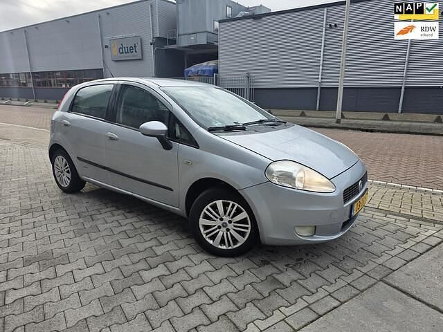 Grijs (metallic) Occasion 2006 Fiat Grande Punto Hatchback | € 1.950 (Eerlijke prijs) - Afbeelding 1/4