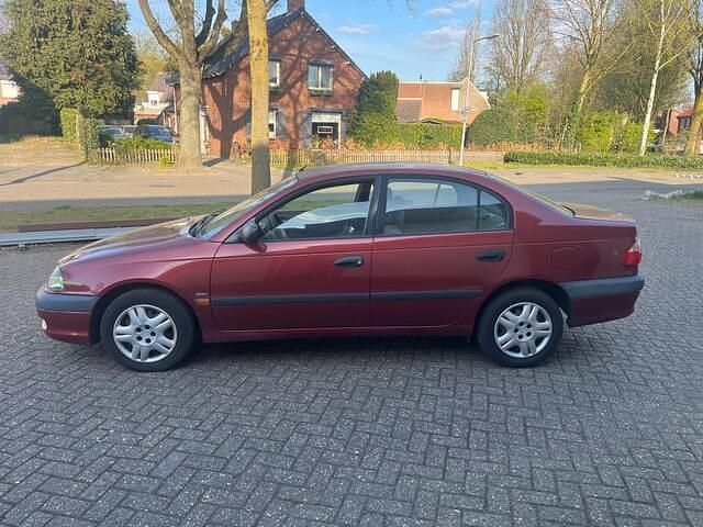 Occasion Toyota Avensis Terra 129 PK (94 kW) 2002 Rood Sedan