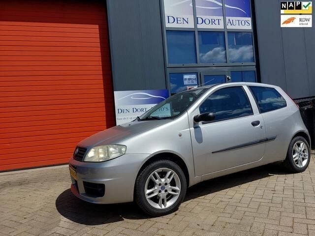 Grijs Gebruikt 2004 Fiat Punto Dynamic Hatchback | € 1.950 (Eerlijke prijs) - Afbeelding 1/4