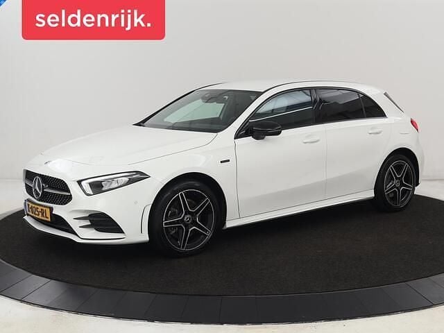 Wit Gebruikt 2021 Mercedes A250 AMG Hatchback | € 22.400 (Goede deal) - Afbeelding 1/4