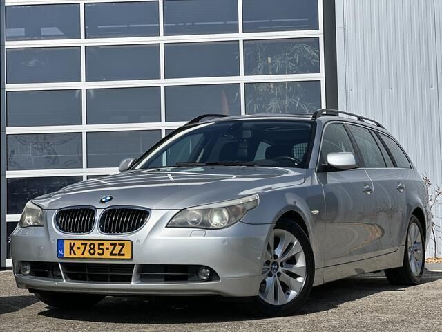 Grijs Gebruikt 2004 BMW 545 Executive Stationwagen | € 9.999 - Afbeelding 1/4