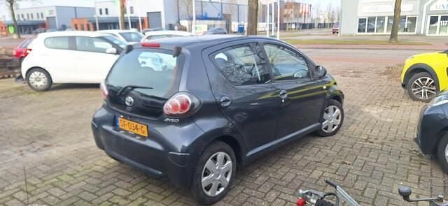Occasion Toyota Aygo 68 PK (50 kW) 2010 Grijs (metallic) Hatchback