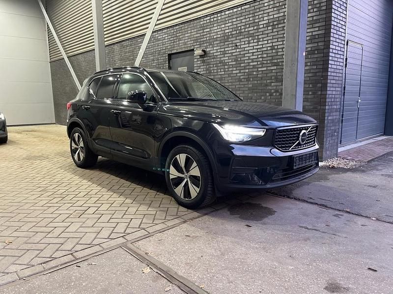 Zwart Gebruikt 2022 Volvo XC40 Plus SUV | € 34.700 (Eerlijke prijs) - Afbeelding 1/1