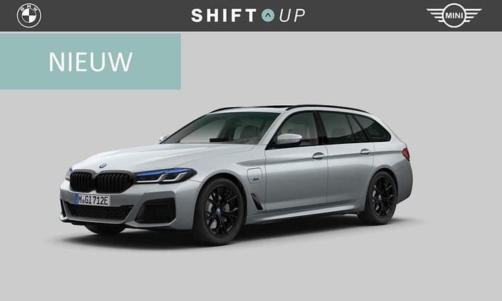 Blauw (metallic) Occasion 2022 BMW 530e Comfort Edition Stationwagen | € 40.940 (Iets duurder) - Afbeelding 1/3
