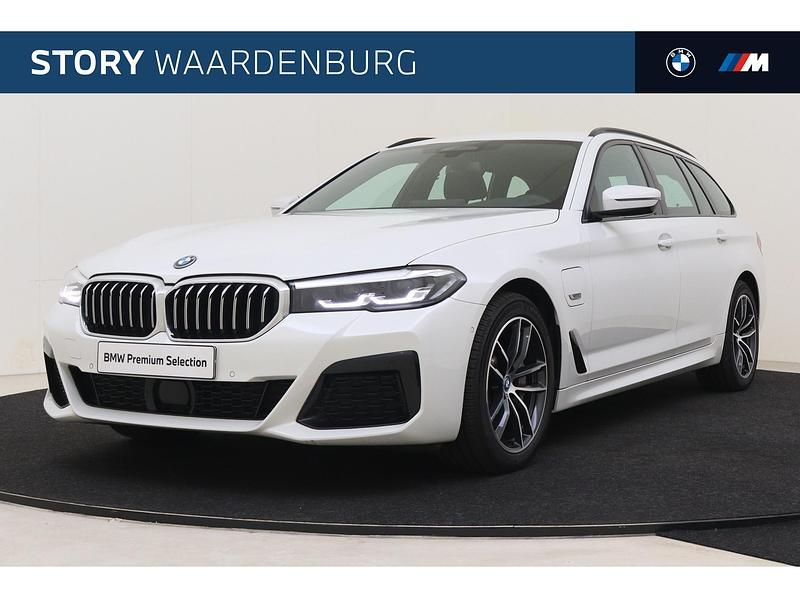 Wit Occasion 2022 BMW 530e Executive Stationwagen | € 41.850 (Duur) - Afbeelding 1/4
