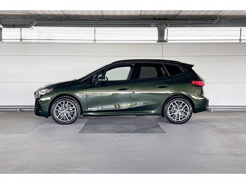 Sanremo grun metallic (c4e) (groen metallic) Nieuw 2025 BMW 225 Active Tourer Comfort Edition MPV | € 59.705 - Afbeelding 1/2