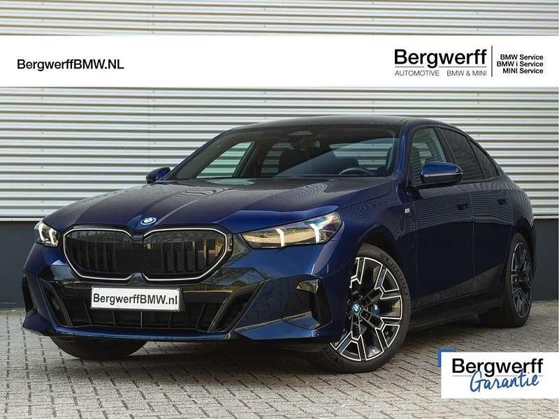 Blauw Gebruikt 2024 BMW 530e M Sport Sedan | € 67.875 - Afbeelding 1/2