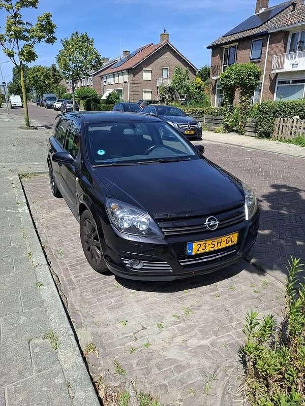 Zwart Gebruikt 2006 Opel Astra Enjoy Hatchback | € 2.500 (Eerlijke prijs) - Afbeelding 1/3