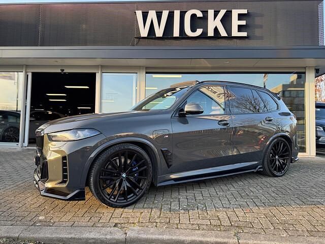 Grijs Occasion 2023 BMW X5 SUV | € 92.400 (Eerlijke prijs) - Afbeelding 1/4