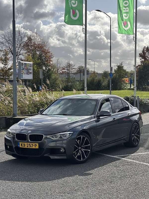 Grijs Gebruikt 2016 BMW 330e Sedan | € 16.000 - Afbeelding 1/4