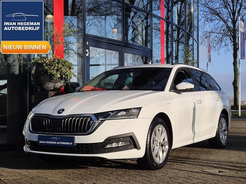 Wit Occasion 2026 Skoda Octavia Stationwagen | € 22.990 (Super prijs) - Afbeelding 1/3