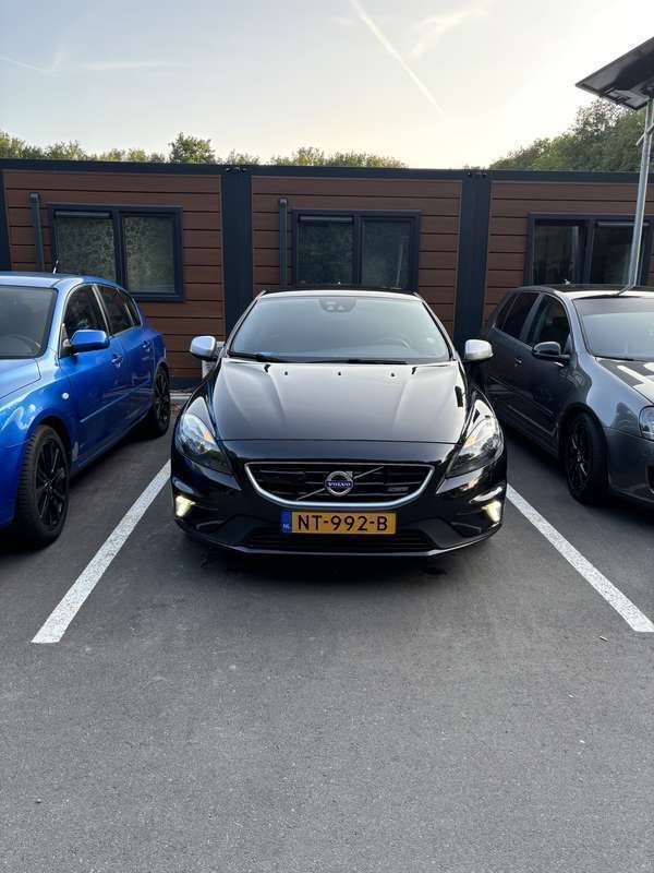 Zwart Gebruikt 2015 Volvo V40 R-Design Kinetic Stationwagen | € 13.000 (Goede deal) - Afbeelding 1/4