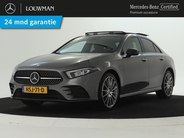 Grijs, metallic lak Gebruikt 2021 Mercedes A250 Premium Hatchback | € 33.950 (Duur) - Afbeelding 1/3