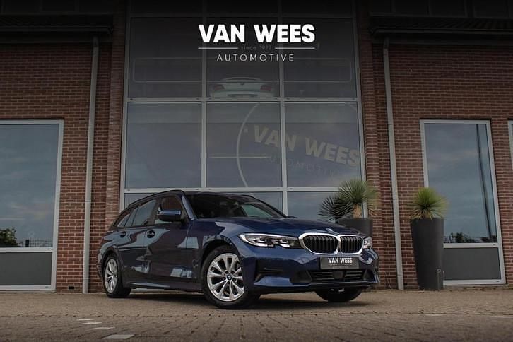 Blauw, metallic lak Occasion 2021 BMW 318 Executive Stationwagen | € 22.450 (Super prijs) - Afbeelding 1/3