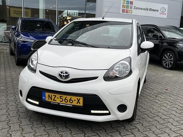 Wit Gebruikt 2013 Toyota Aygo Comfort Hatchback | € 5.499 (Eerlijke prijs) - Afbeelding 1/4