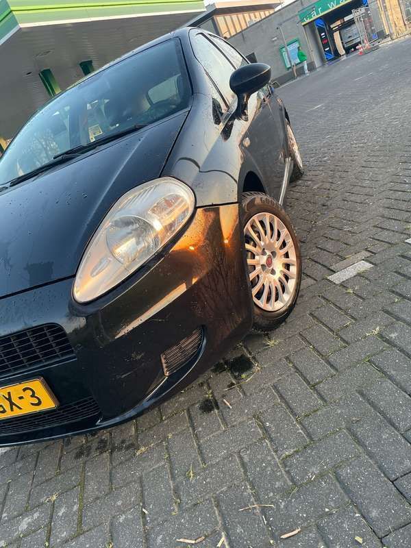 Zwart Gebruikt 2011 Fiat Punto Hatchback | € 2.600 (Goede deal) - Afbeelding 1/4