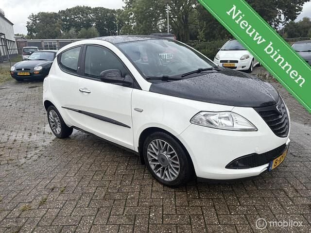Wit Gebruikt 2013 Lancia Ypsilon Silver Hatchback | € 4.000 (Goede deal) - Afbeelding 1/4